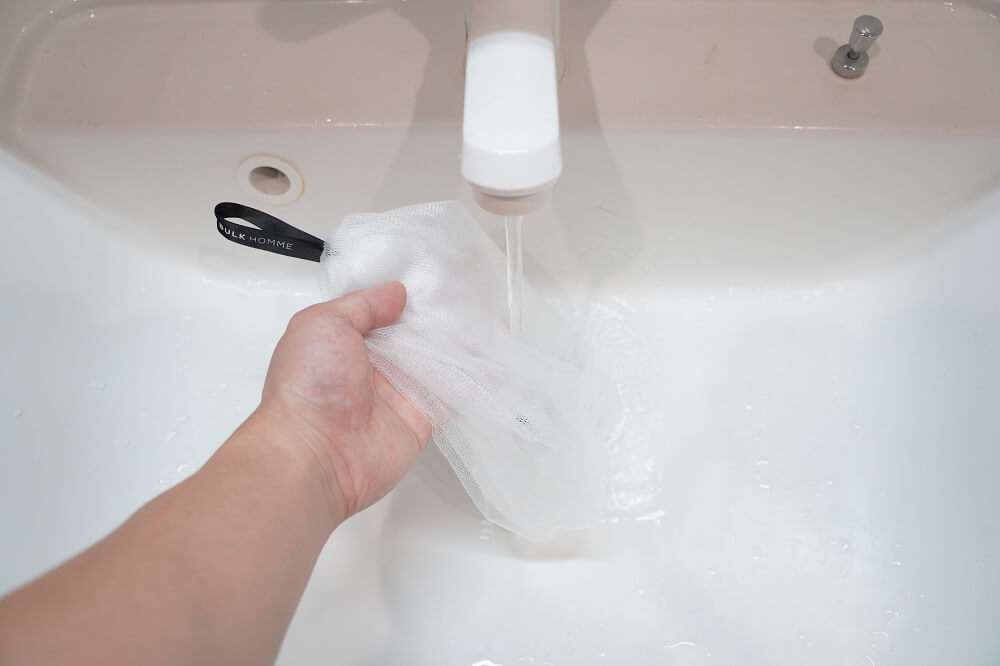 バルクオムの泡立てネットをぬるま湯で濡らす