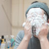 LOGIC泡洗顔フォーミングウォッシュで顔を洗っているところ