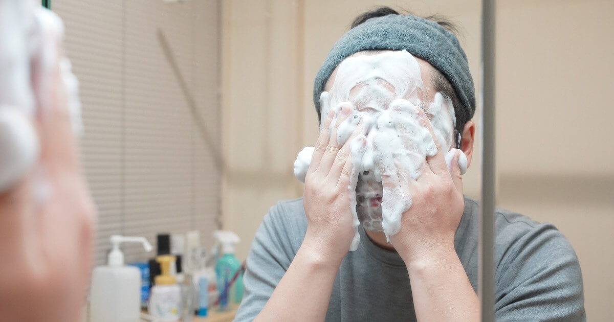 LOGIC泡洗顔フォーミングウォッシュで顔を洗っているところ